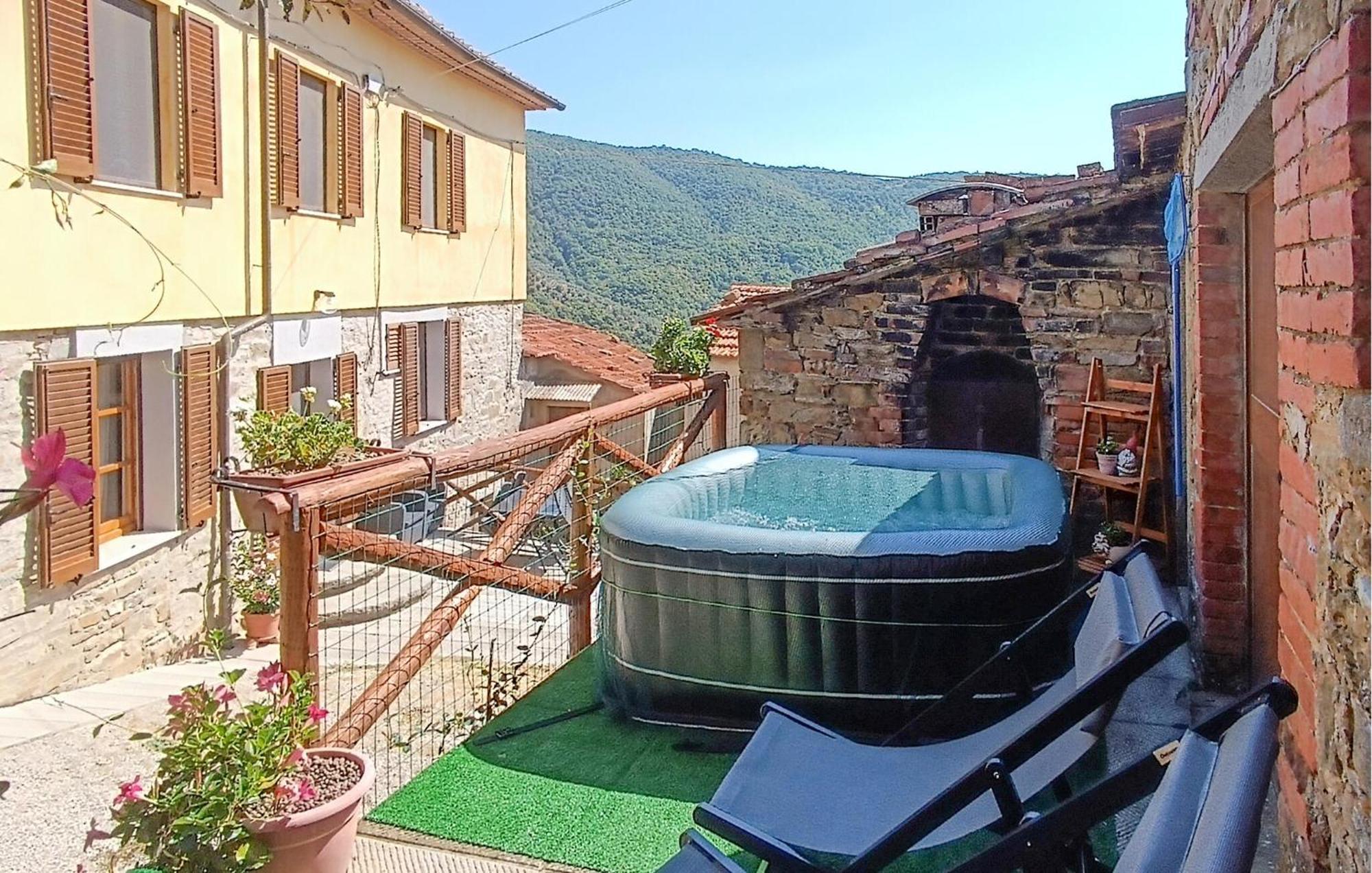 Lovely Home In Castiglion Fiorentino With Kitchen Exterior photo